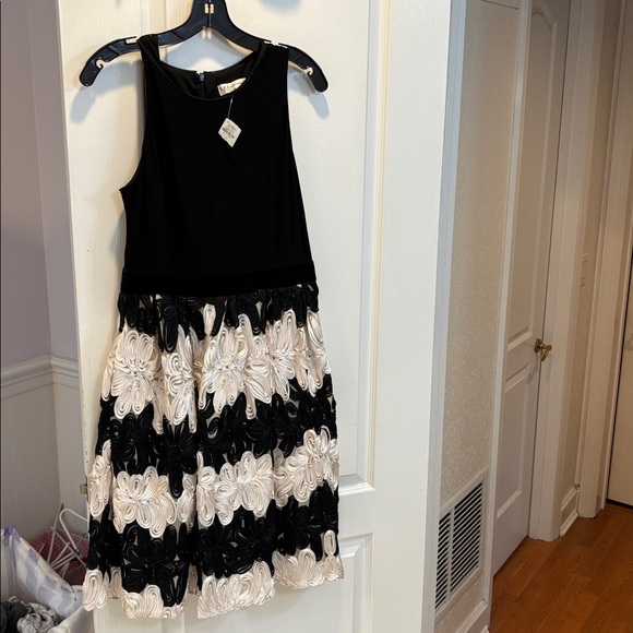 Neiman Marcus Dresses & Skirts - NWT Neiman Marcus Black and White Floral Dress